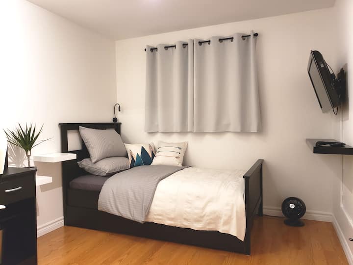 Clean & Cozy Bedroom In Charming Home - Vaughan
