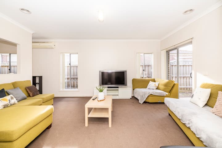 Spacious And Inviting Home - Werribee
