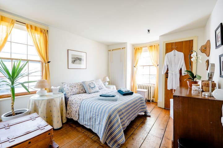 Cozy Guest Room In Antique New England Home - Stamford, CT