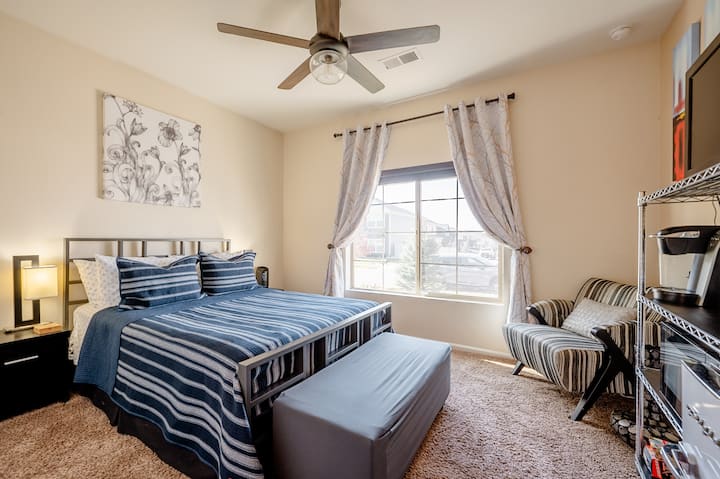 Cozy, Bed And Bath W/ Easy Travel Access & A View! - Aurora, CO