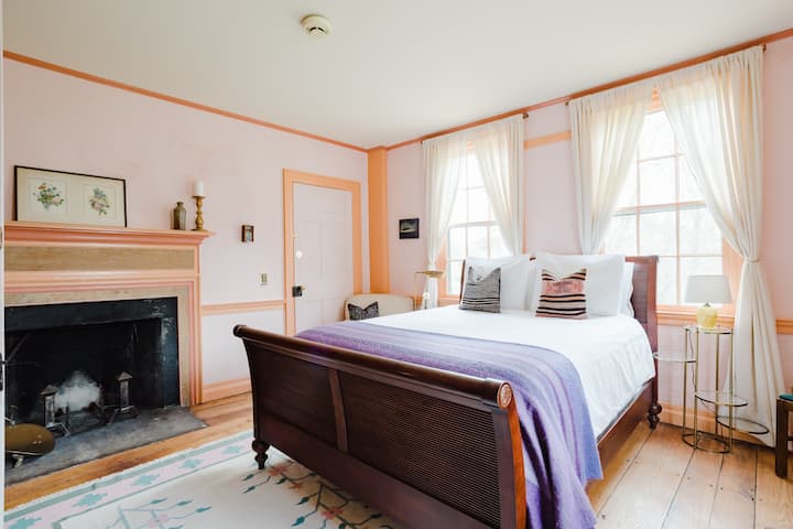Elegant Room In Historic Mystic Farmhouse - Mystic, CT