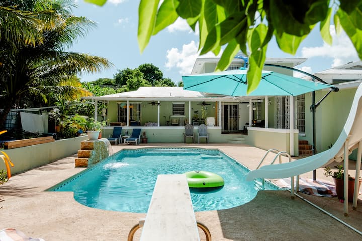 Green Oasis Pineapple Pool House - Nassau