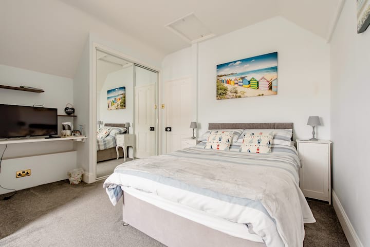 Spacious En-suite Bedroom & Off Road Parking - Teignmouth