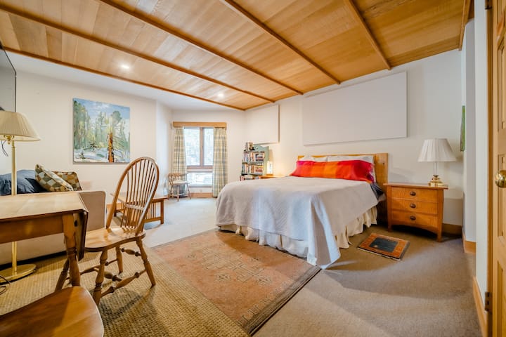 Downtown Mountain Chalet - Canmore