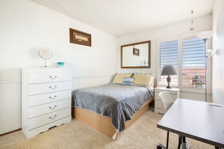 Scenic Comfy Bedroom & High Speed Wifi Workspace - Pittsburg, CA