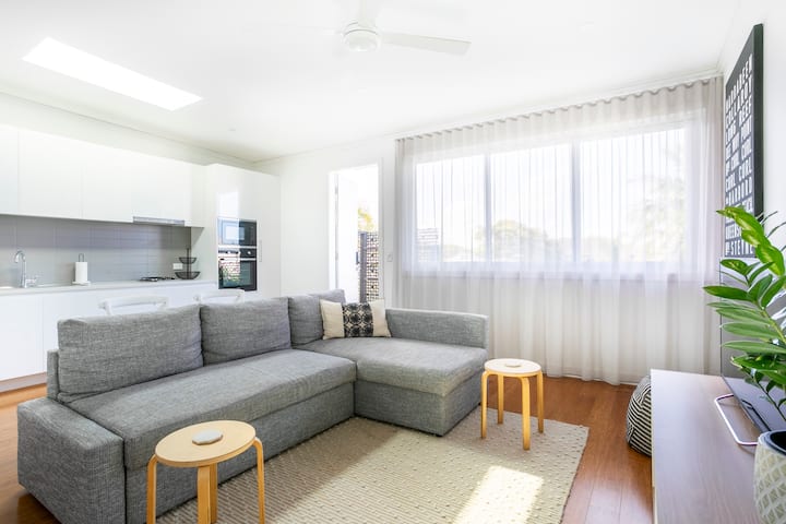 Leisurely Stroll To The Beach & Cafes From A North Facing Apartment - Northern Beaches Council