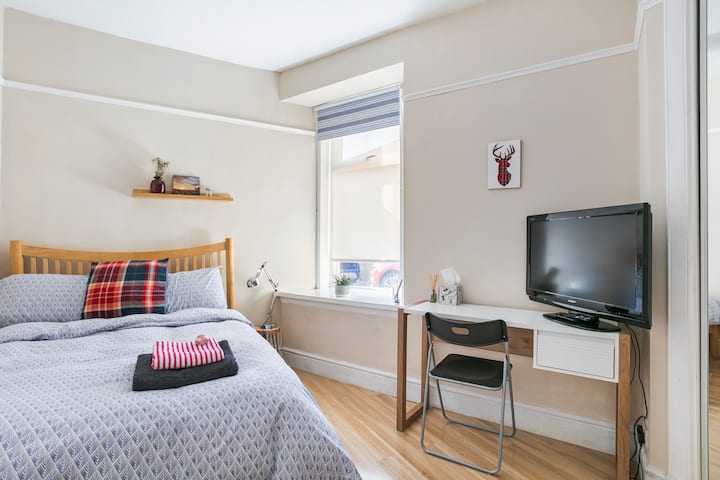 A Central 5* Superhost Double Room, Free Parking. - Aberdeen