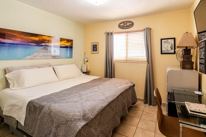 Awesome Blossom, Accessible & Comfy - Hialeah, FL
