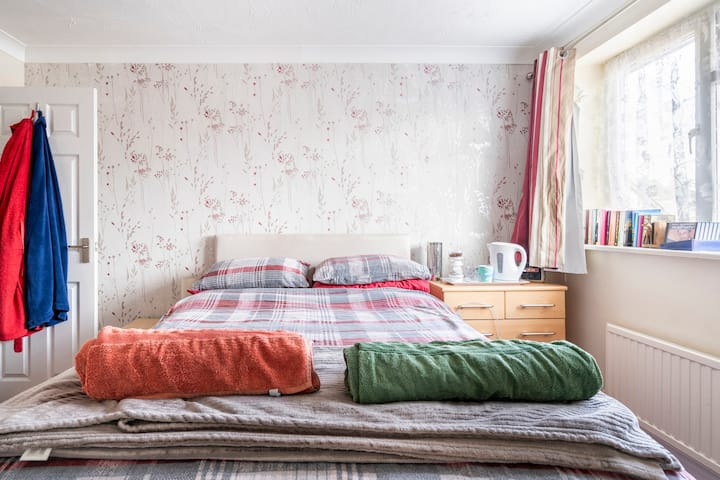 Double En-suite Bedroom With Tv In Kempston - 베드퍼드