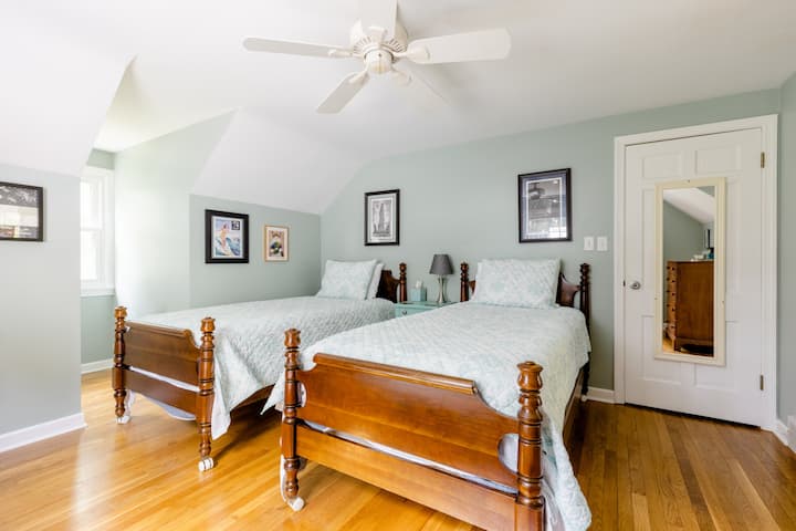 Charming Cape Cod In Chagrin Falls - Chagrin Falls, OH