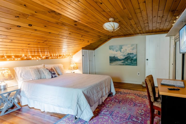 Boho Hilltop Homestay - Clean Private Suite - Lake Wallenpaupack, PA