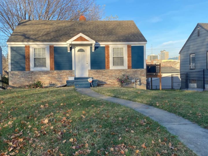 Downtown Bungalow In Beacon Hill Subdivision - Kansas City, MO