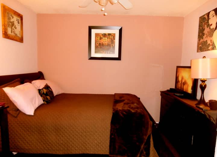 Clean/quiet/nice Room & Bath Right By Front Door! - Fort Walton Beach, FL