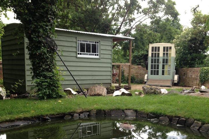 Shepherds Hut With Shower And Separate Kitchen - Oswestry
