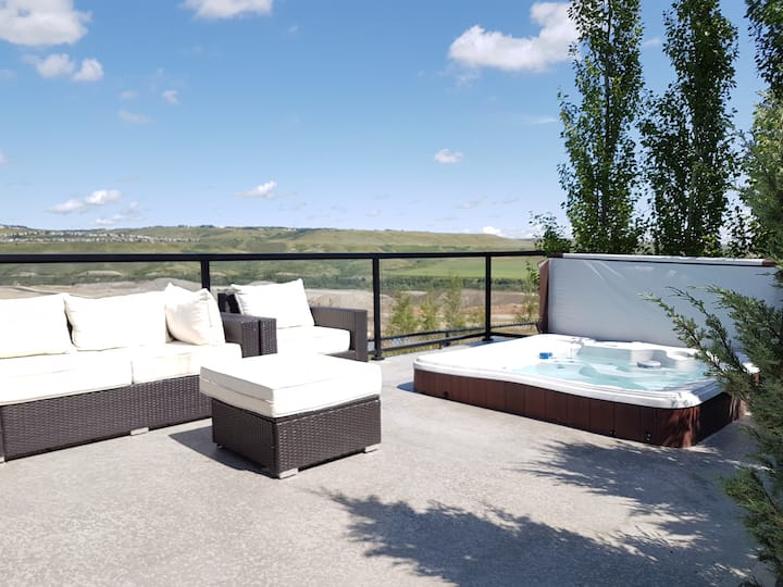 Luxury Ridge Views, 3bdrm 2.5bth Home, Hot Tub - Cochrane