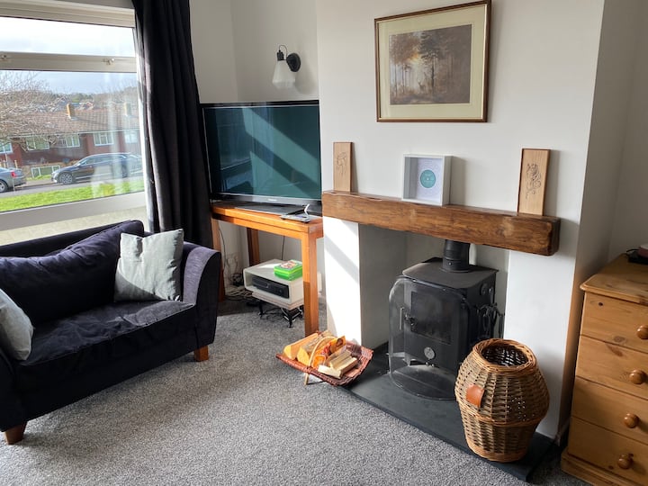 3 Bedroom Home With Indoor Log Burner. - Barton on Sea