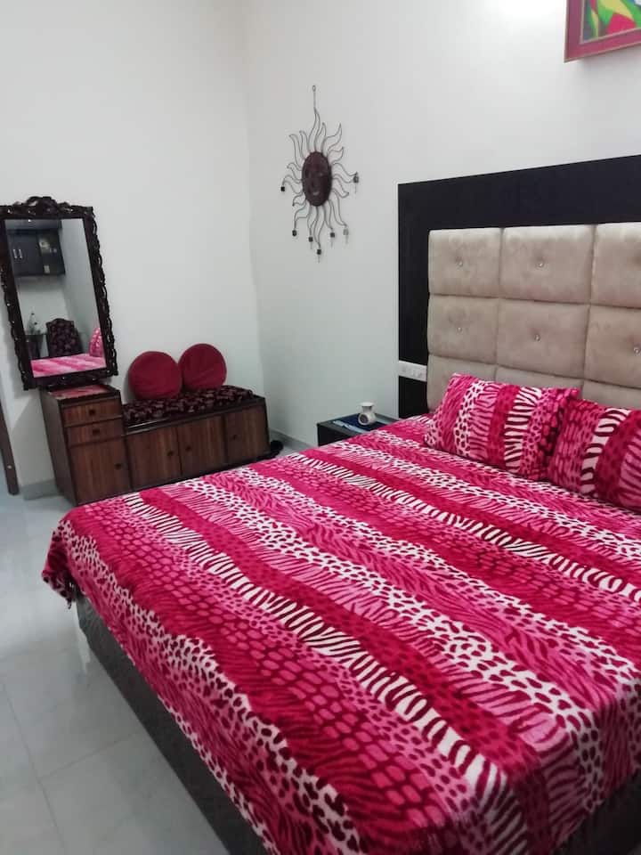 Bedroom No. 2 In House, Work-friendly With Wi-fi - Amritsar