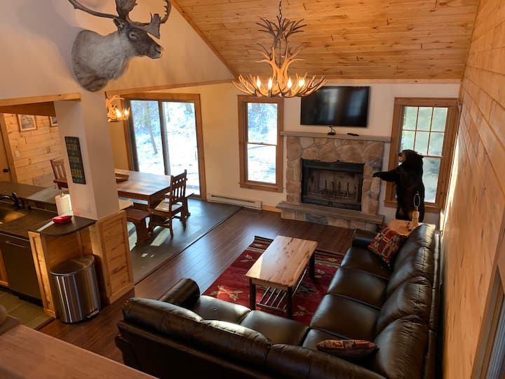 Camelback Chalet 5 Bedrooms / 3 Full Baths / 2 Master Bedrooms + Hot Tub On Deck - Tannersville, PA