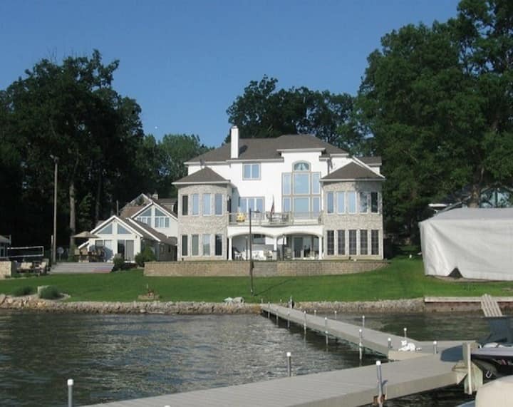 Charming Private Lake House-30mins From Notre Dame - Middlebury, IN