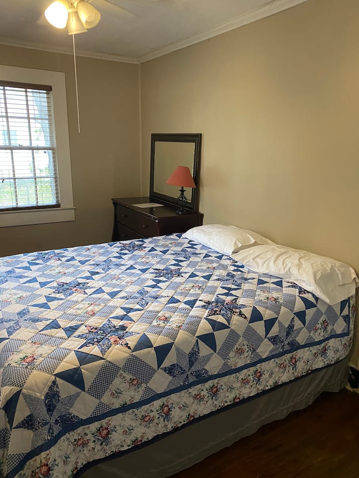 Queen Bedroom In A Quiet House (Back Room) - Tallahassee, FL