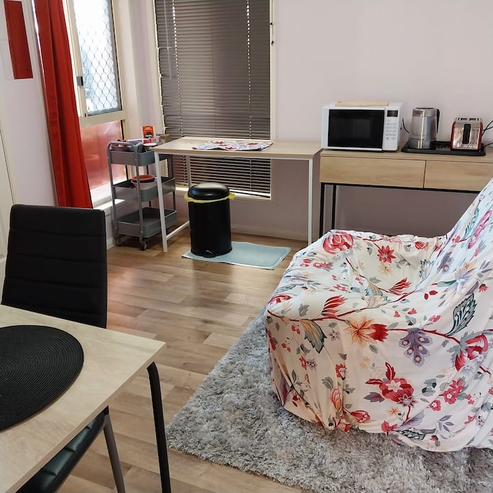 2 Rooms For 1 Price -Bedroom+ Kitchenette - Toowoomba