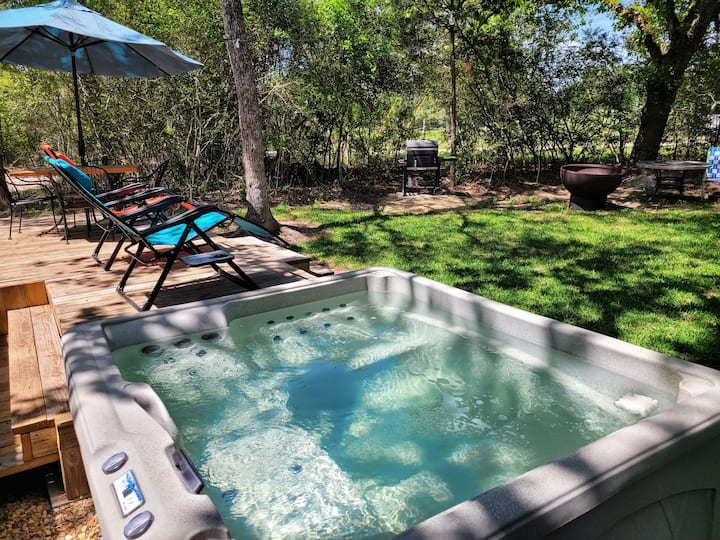Hot Tub *Private Cabin* 5 Min. To College Station - Navasota, TX