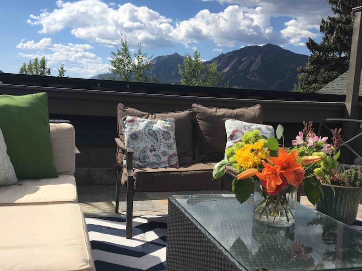 Beautiful Quiet Hilltop Home With Views! - ボールダー, CO