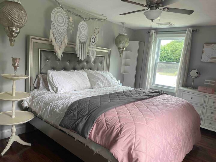 Royal Seaside Dreams (King Bed) - Scituate, MA