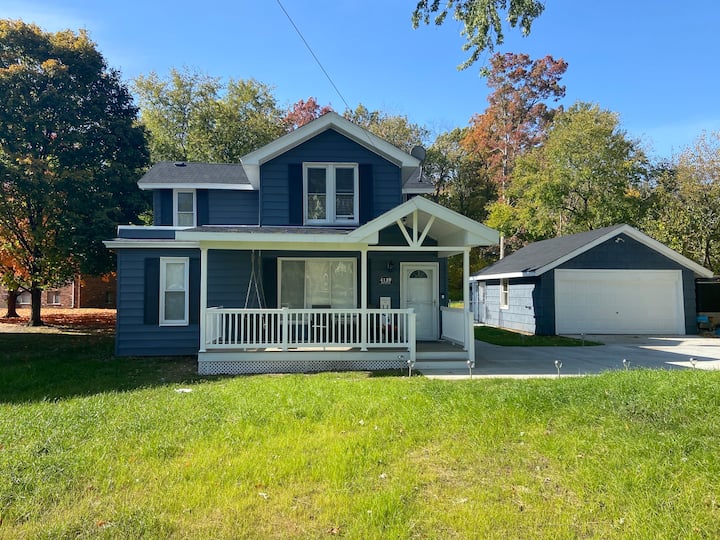 Newly Remodeled,comfy Home W/large Fenced Yard - Sarnia