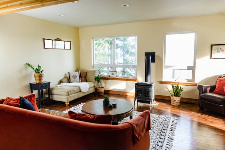 Suite With A View- Private Balcony- Pet Friendly - Lummi Island, WA