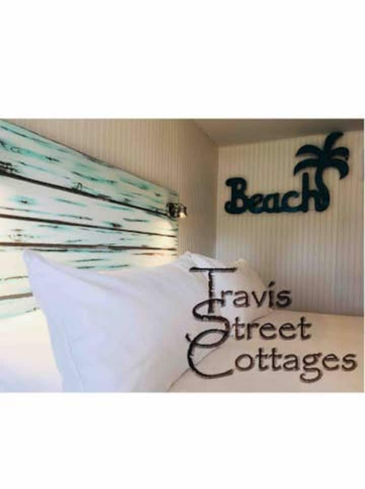 The Beach Cottage @ Travis Street Cottages, Adult Only, Pet Free Property - Granbury, TX