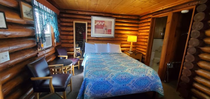 Log Cabin With 1 Queen Bed - Lake George, NY