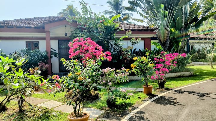 Pool Facing Villa Paradise-in True Sense ! - Goa