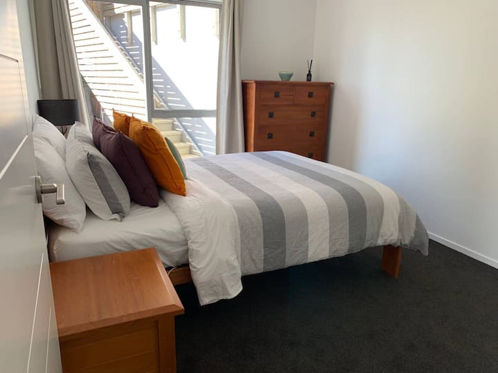 One Quiet Bedroom With An Amazing View - Wellington