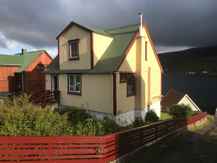 "Det Lille Gule Hus" Kan Også Lejes I En Nat - Färöer
