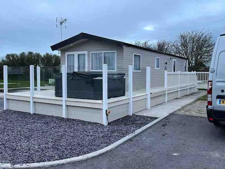 Delightful Holiday Home With Brand New Hot Tub - Towyn