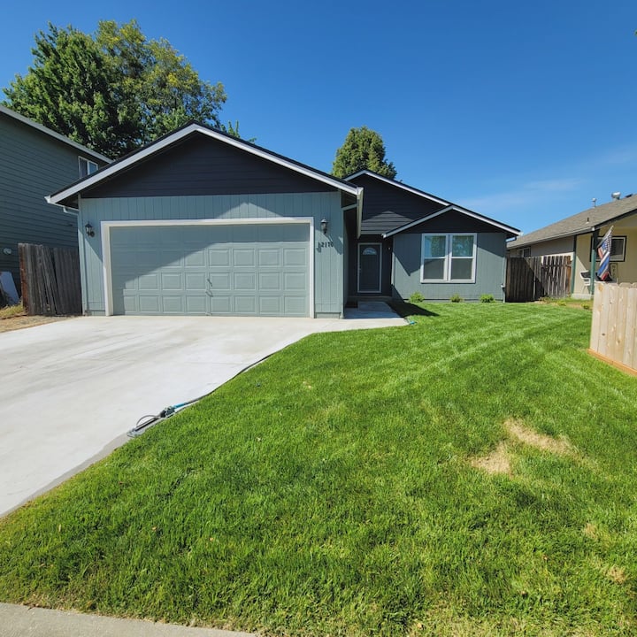Full House: Fenced Backyard, Wi-fi, Dogs Allowed! - Grants Pass, OR