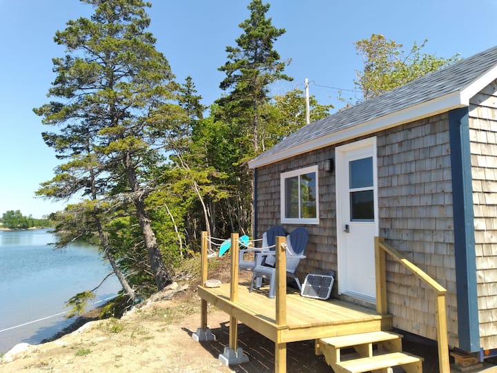 Schooner Cove; A Waterfront Tiny Home - Dingwall