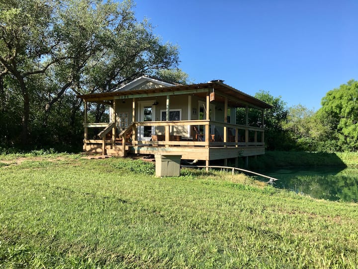 Cabin By The Pond - Beeville, TX