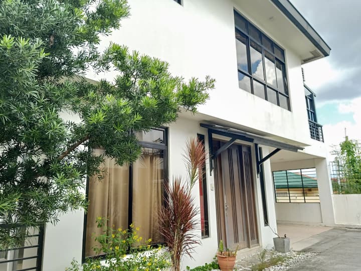 3-bedroom Townhouse With Free Parking On Premises - San Mateo