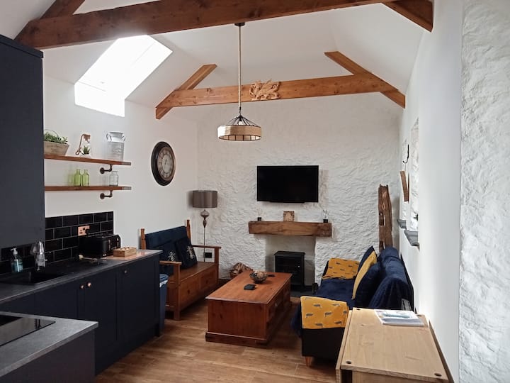 Swallow's Cottage - Cosy Rural Converted Barn - Laugharne