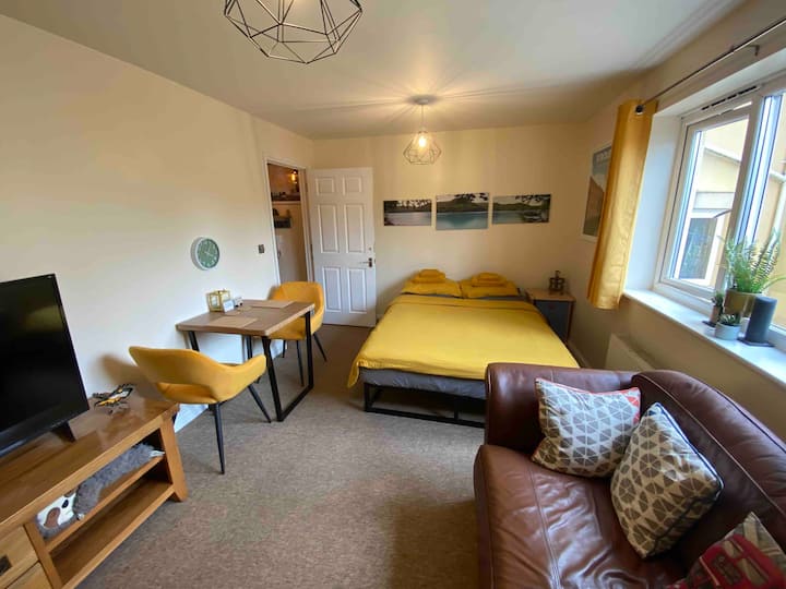 Bedroom With Living Space & Roadside  Parking - Stroud