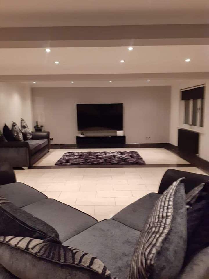 Cop 26 Beautiful Four Bedroom House In Perfect Location For Conference With All Modern Amenities And Beautiful Furnishings - Hamilton, UK
