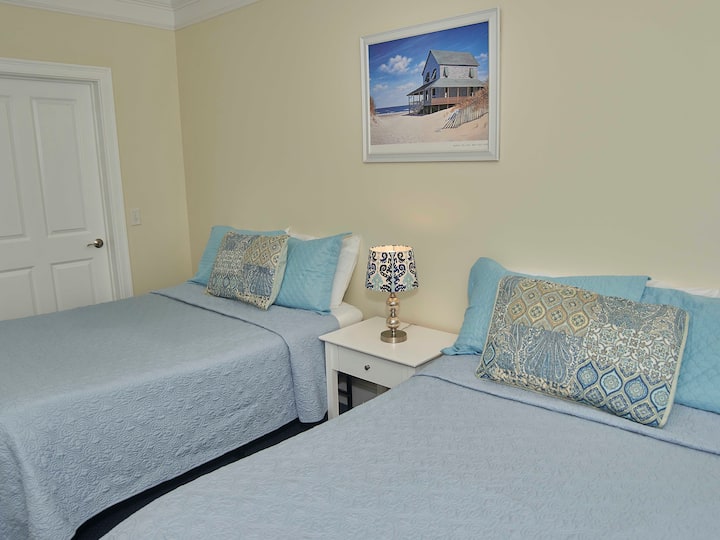 Atlantic Breeze Suites - Sunset 1 Bedroom Suite - Seabrook, NH