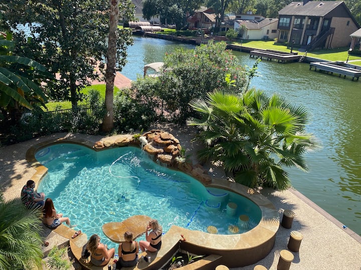 Gorgeous Oasis Sitting On A Private Cove With Pool - Conroe