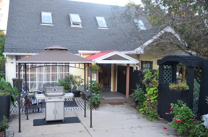 Private Guesthouse. Near Um Hospitals & Downtown. - University of Michigan, Ann Arbor