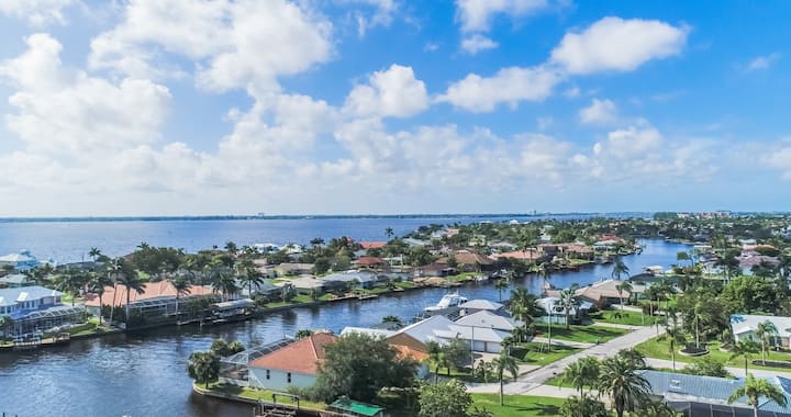 Minutes To The River - Boater Dream - Free Wifi, Private Pool, Bbq, A/c - North Fort Myers, FL