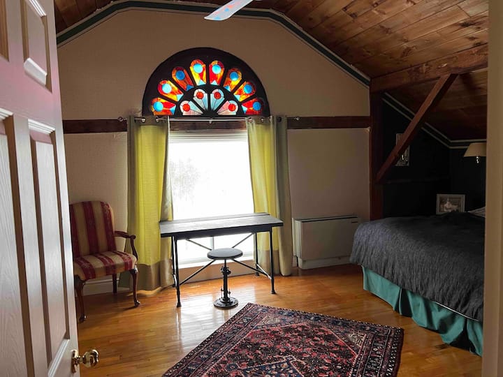 Master King Bedroom Suite In Historic Old Mill - Georgina