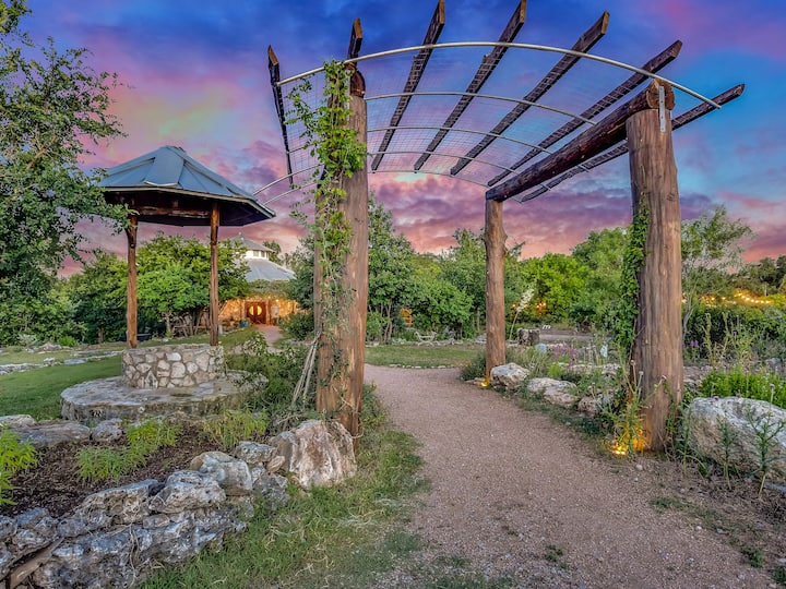 Large Home West Of Austin - Spicewood