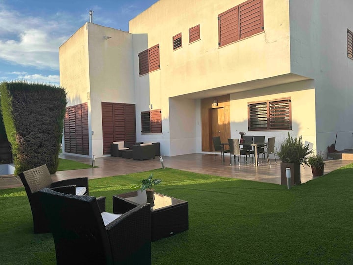 Modern 5-bedroom Villa With Pool - Dos Hermanas